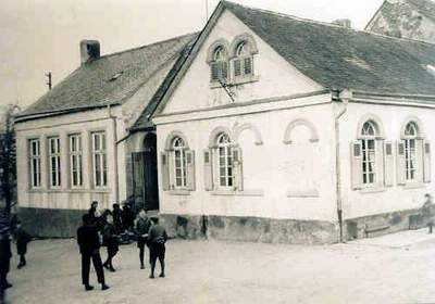 Die ehemalige katholische Elementarschule in Weiperath 1946